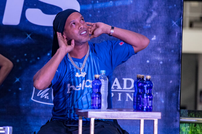 Ronaldinho alborota centro comercial de Quito al asistir a concurso de fútbol
