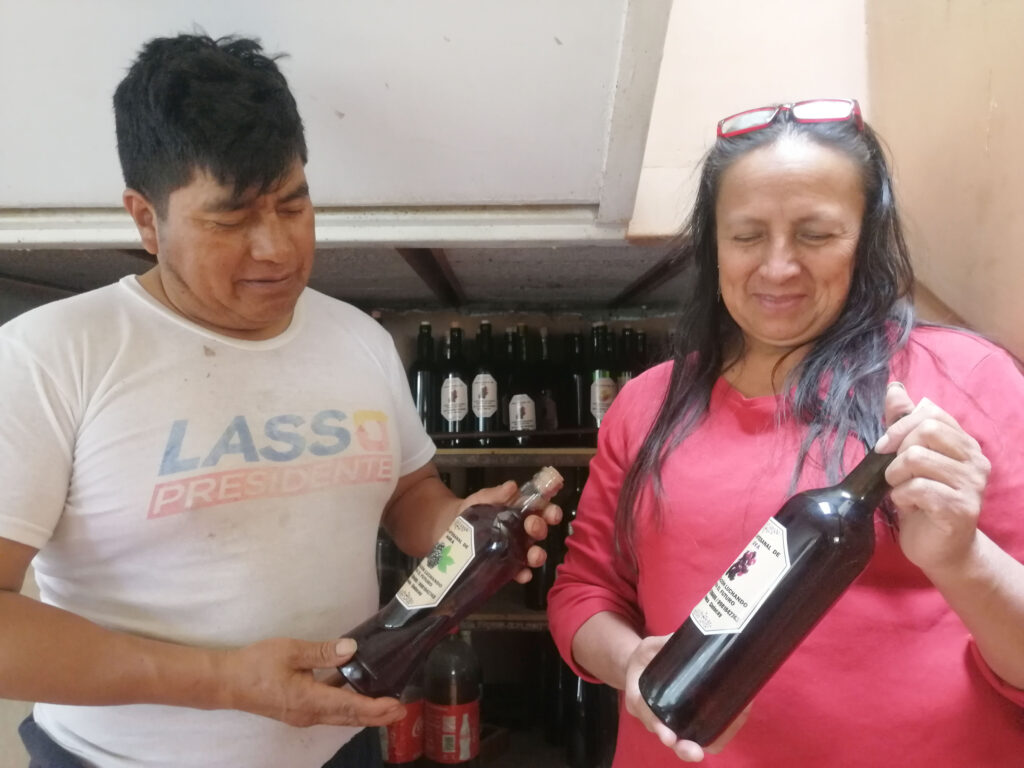 Manuel León y su esposa, Marisol Reinoso con el vino que elaboran.
