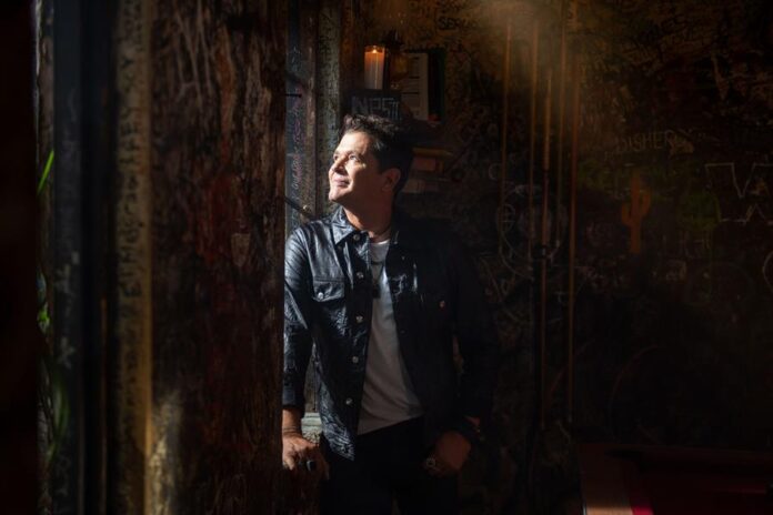 El colombiano Carlos Vives llega esta semana con su última gira a Ecuador más analítico que nunca, tras el ejercicio de introspección que le supuso la pandemia, en la que ratificó en la importancia de la pequeñas cosas, de compartir en familia y de vivir el ahora.