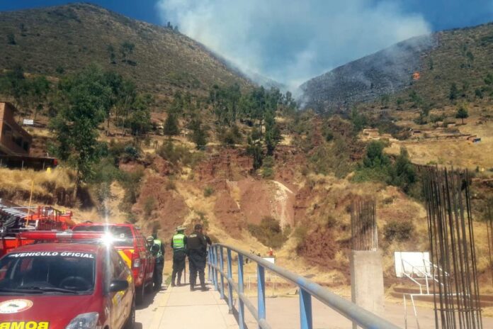 En estas tareas para detener el avance de las llamas participan personal de los bomberos y efectivos policiales, además de trabajadores de la municipalidad provincial y pobladores de la zona.