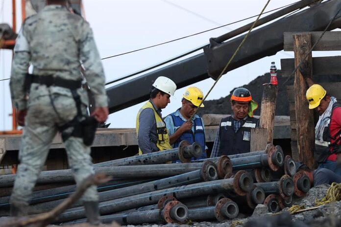 Mineros y personal de emergencias trabajan en el rescate de 10 mineros atrapados en una mina, el 5 de agosto de 2022, en el municipio de Sabinas, en Coahuila (México)