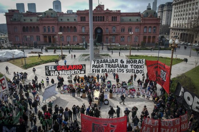 Organizaciones sociales y partidos de izquierda realizan un velatorio simbólico del salario mínimo vital y móvil, hoy en la Plaza de Mayo en Buenos Aires (Argentina). EFE