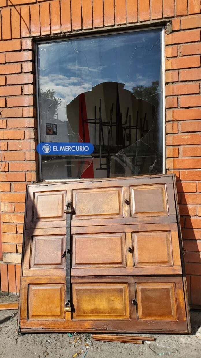 Ladrones rompieron una ventana y robaron en local de comida rápida de la avenida 12 de Abril y Loja.