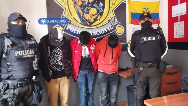 Tres detenidos acusados de robar una motocicleta en Cuenca