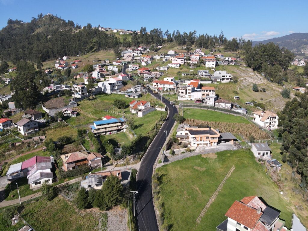 La colocación de la carpeta asfáltica en la vía a San Marcos, Turi, finalizó.