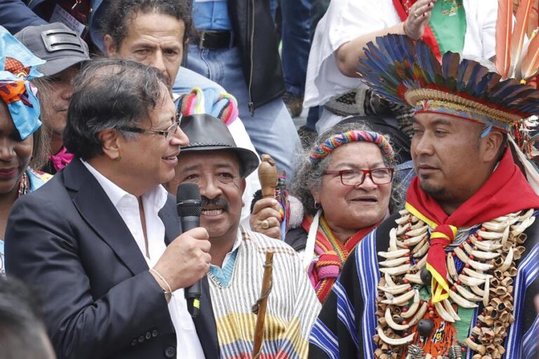 Petro quiere inaugurar la primera «democracia multicolor» en Colombia