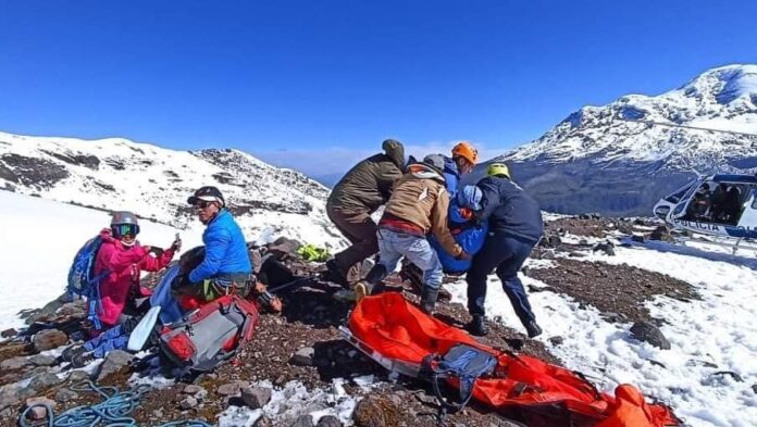 Socorristas coordinaron acciones para rescatar a las personas heridas y recuperar los cuerpos de las personas fallecidas en el volcán Carihuairazo. Foto cortesía