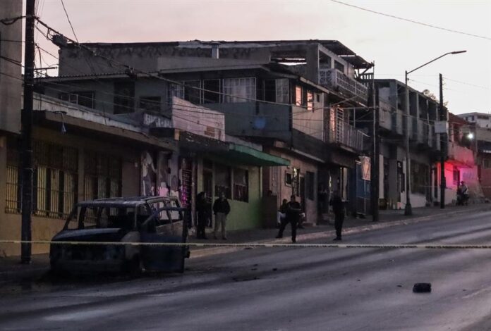 Parecía una película de acción: vehículos incendiados, bloqueos de avenidas, asesinatos, negocios en llamas, riña en un penal y personas aterrorizadas huyendo, pero fue realidad: una ola de violencia pasó por cuatro estados de México la semana pasada y, con ella, el crimen organizado busca generar terror. EFE