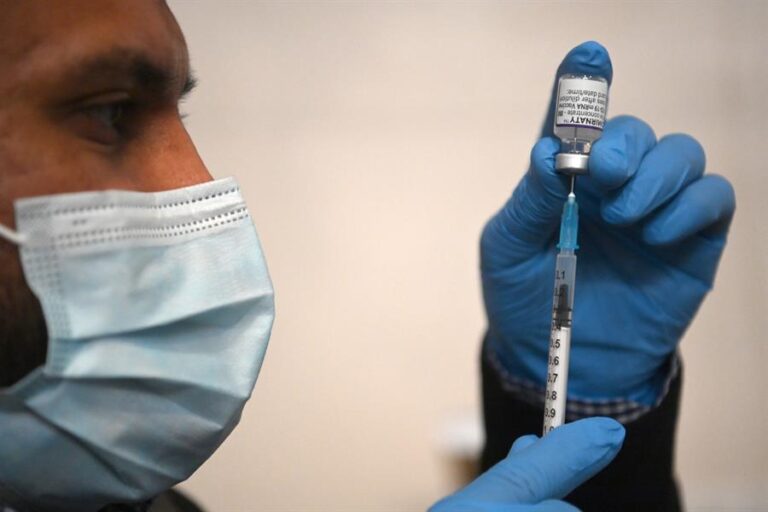 El R.Unido, el primer país en aprobar una vacuna bivalente contra la covid-19