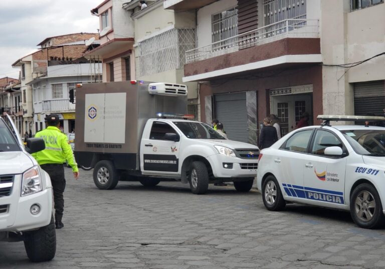 Un video delató a los tres policías implicados en un robo con muerte en el Centro Histórico de Cuenca │VIDEO