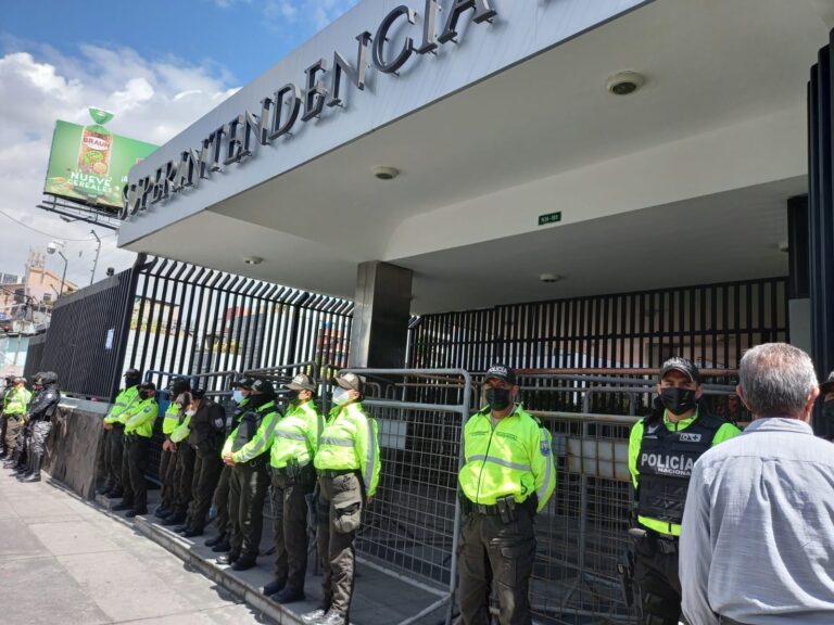 Superintendencia de Bancos, cercada por policías y en disputa por la posesión de su titular