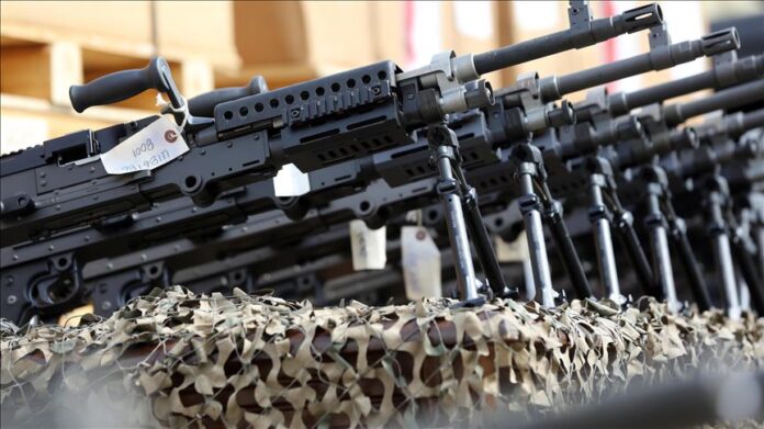 El mundo dedicó en promedio cada año entre el 1,9 % y el 2,4 % del producto interior bruto (PIB) al gasto militar, lo que equivale a entre 1,8 y 2,8 billones de dólares.