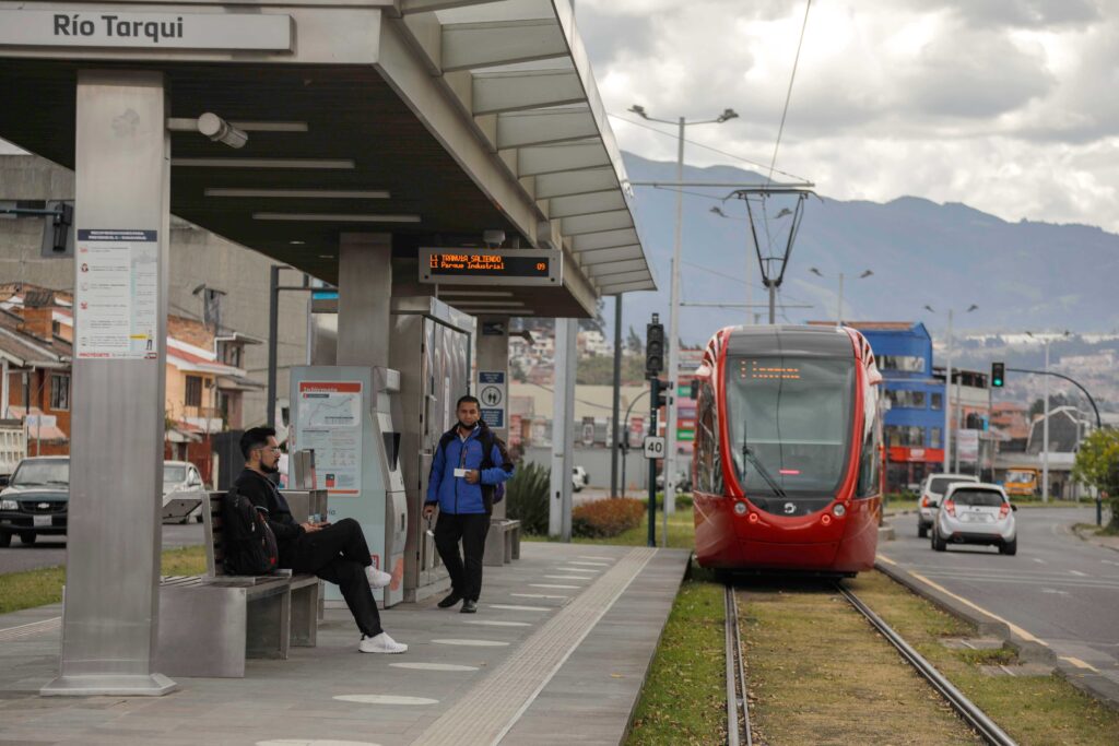 Usuarios del Tranvía de Cuenca en una de las paradas.