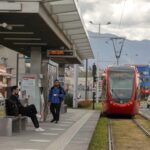 Usuarios del Tranvía de Cuenca en una de las paradas.