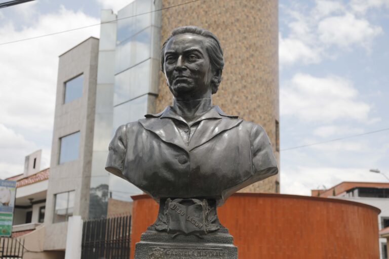 El busto de la Premio Nobel de Literatura Gabriela Mistral volvió a colocarse en Cuenca