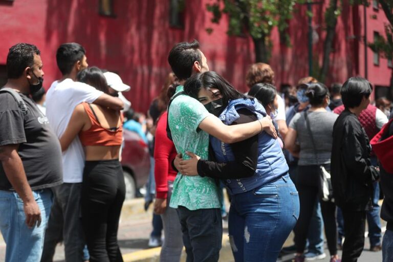 Un sismo de 7,4 sacude México este lunes