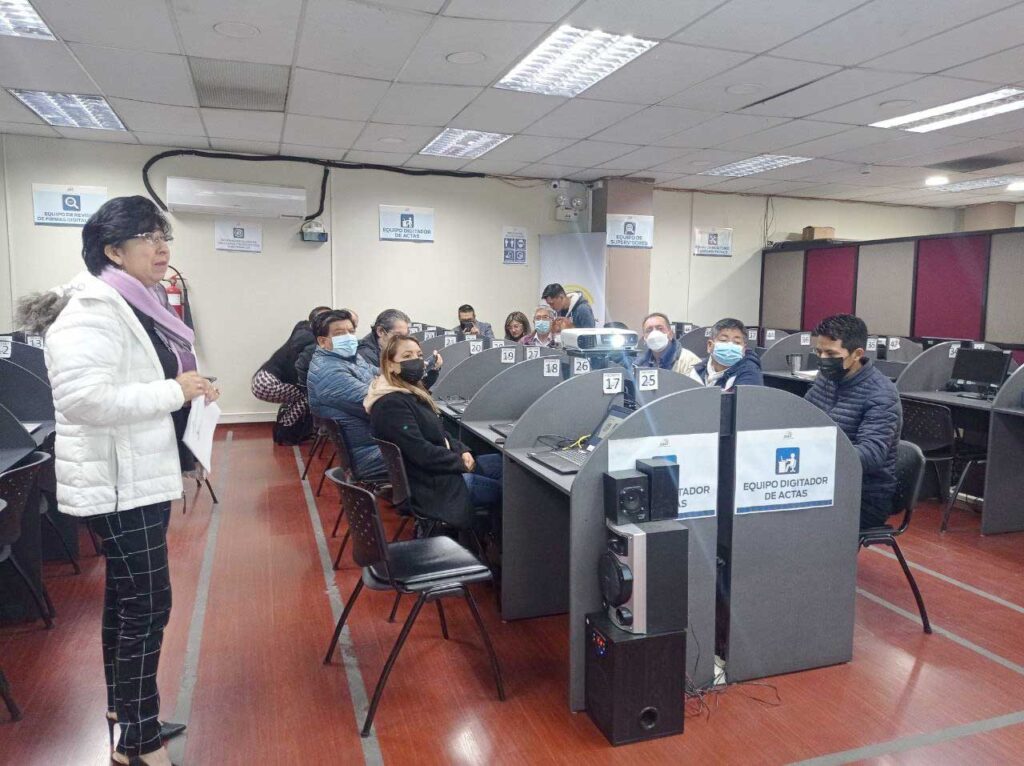 Janeth Barros revisa el procesamiento de datos en el centro de cómputo del CNE. XCA