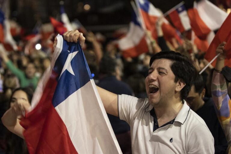 Chilenos celebran el rechazo a la nueva Constitución y Boric impulsará un nuevo proceso