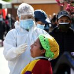 Una trabajadora de la salud toma una prueba antígeno para detectar la covid-19, en Cochabamba (Bolivia), en una fotografía de archivo. EFE