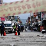 Las autoridades locales mueven barricadas en las carreteras durante una operación de limpieza después de que un terremoto de magnitud 6,8 azotara el municipio de Yuli, condado de Hualien, Taiwán, el 19 de septiembre de 2022. La serie de terremotos y réplicas del 18 de septiembre , causó daños estructurales menores y descarriló un tren en el este de Taiwán.