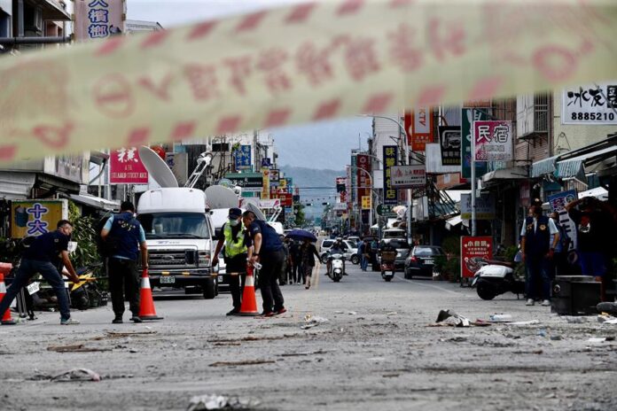 Las autoridades locales mueven barricadas en las carreteras durante una operación de limpieza después de que un terremoto de magnitud 6,8 ​​azotara el municipio de Yuli, condado de Hualien, Taiwán, el 19 de septiembre de 2022. La serie de terremotos y réplicas del 18 de septiembre , causó daños estructurales menores y descarriló un tren en el este de Taiwán.