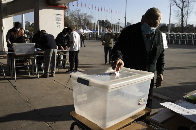Abren en Chile centros de votación para plebiscito sobre nueva Constitución