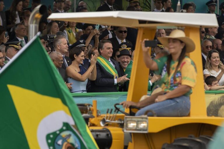 Bolsonaro es aclamado por una multitud en la fiesta de la Independencia