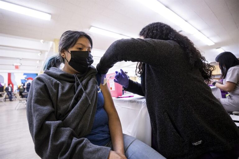 EE.UU. espera millones de nuevas vacunaciones contra ómicron este mes