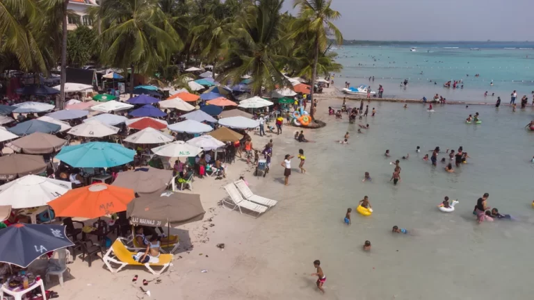 República Dominicana pierde visitas de unos 40.000 turistas a causa de ciclón Fiona