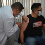 Personal médico realiza vacunación