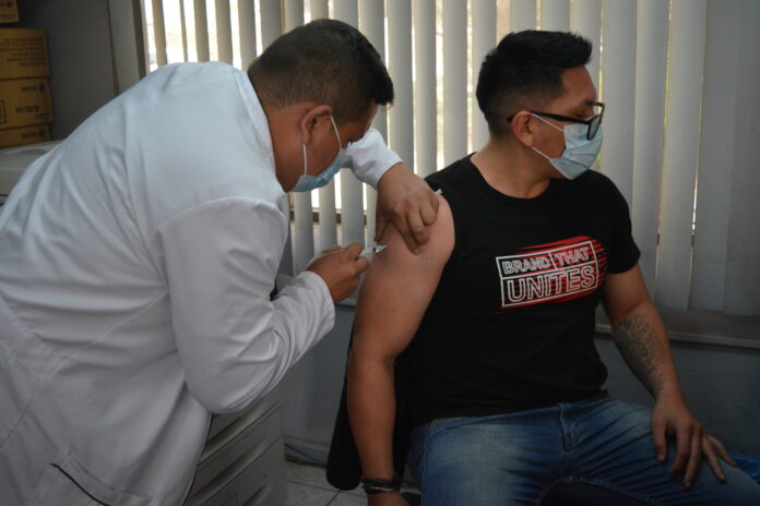 Personal médico realiza vacunación
