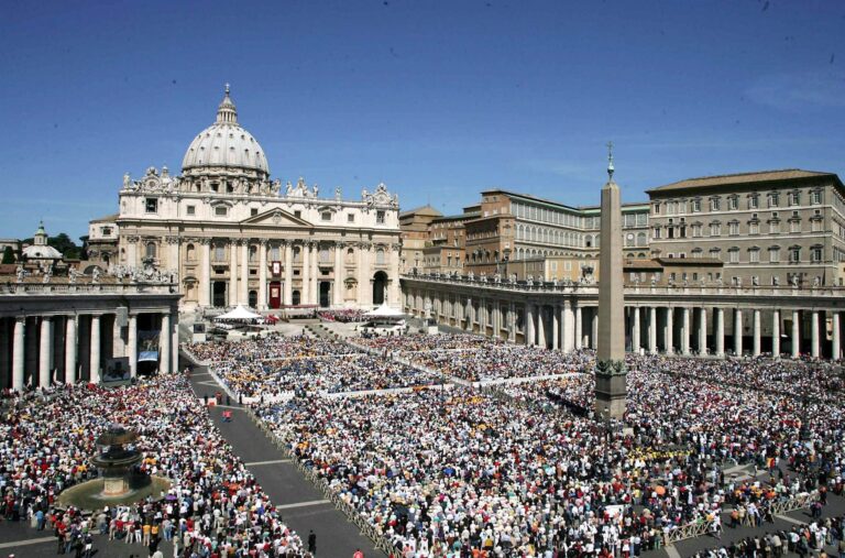 Vaticano confirma restricciones a obispo y premio Nobel, Belo por abusos a menores