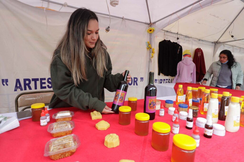 Isayana Tinoco, una de las artesanas que participa en la feria en la avenida Doce de Abril.