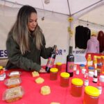 Isayana Tinoco, una de las artesanas que participa en la feria en la avenida Doce de Abril.