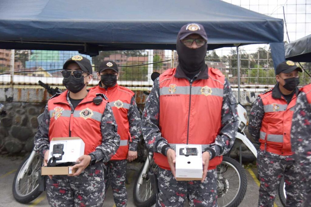 Cuenca, un total de 40 “body cams” se entregaron a personal de la Guardia Ciudadana; la tecnología tiene características especiales para grabar procedimientos. thumbnail