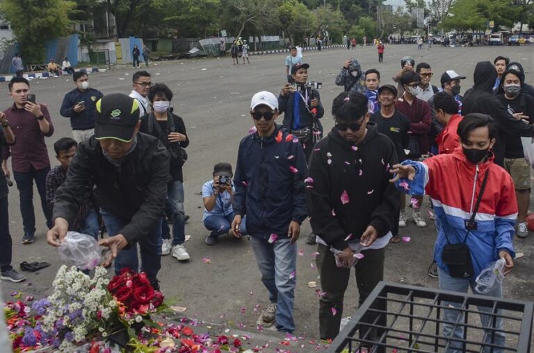 125 fallecidos en Indonesia en una de las tragedias más grandes del fútbol