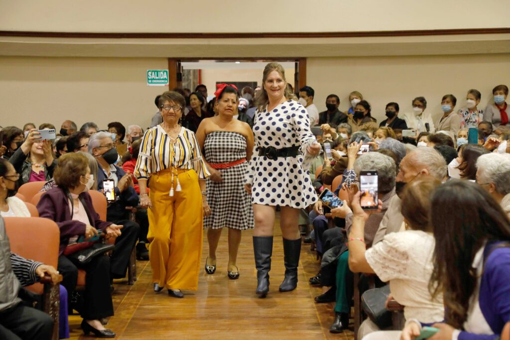 Desfile de modas adultos mayores
