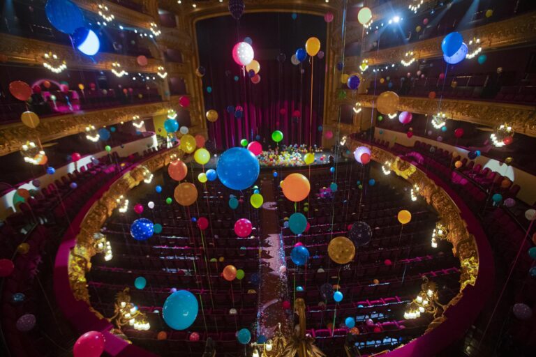 Flávia Junqueira llena de globos sala principal de un teatro en Barcelona