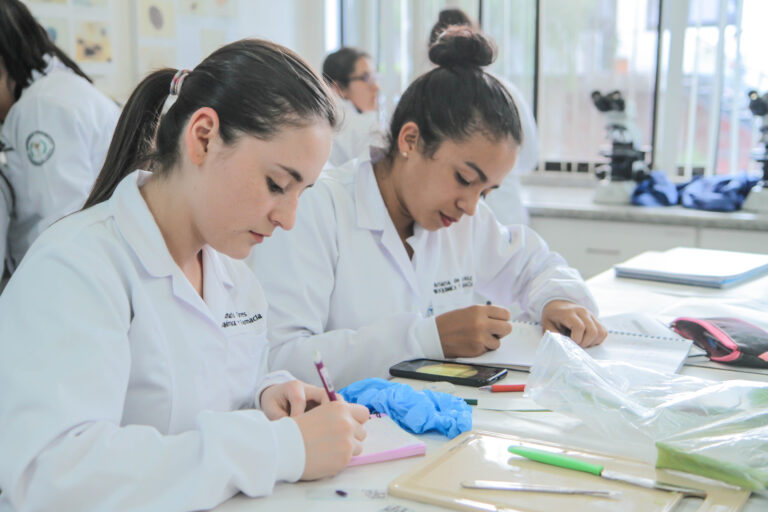 Universidad de Cuenca presenta un programa piloto de mentoría para mujeres científicas. Conozca cómo aplicar