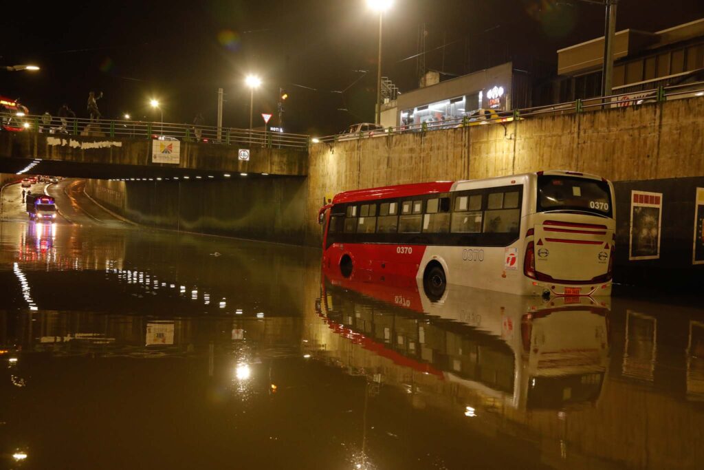 bus atrapado por inundaciones