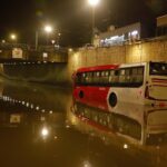 bus atrapado por inundaciones