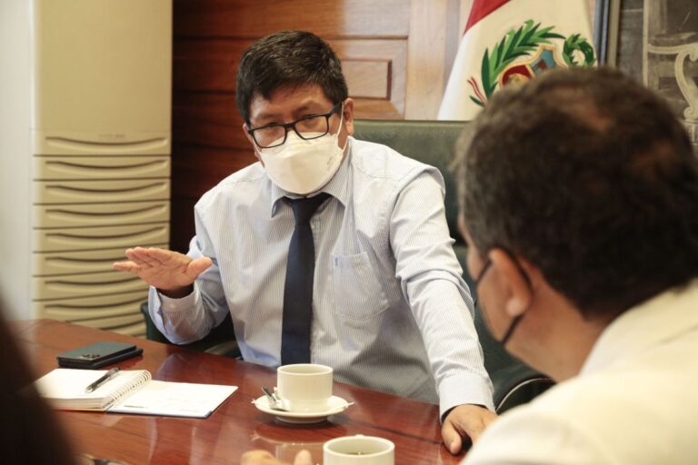 Presidente de Perú despide a ministro de Salud tras denuncia periodística
