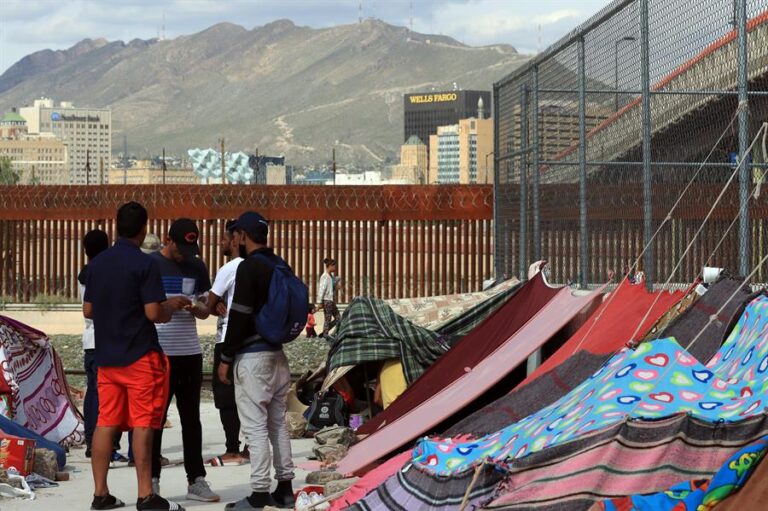 Frío se ensaña con venezolanos varados en frontera México-EEUU
