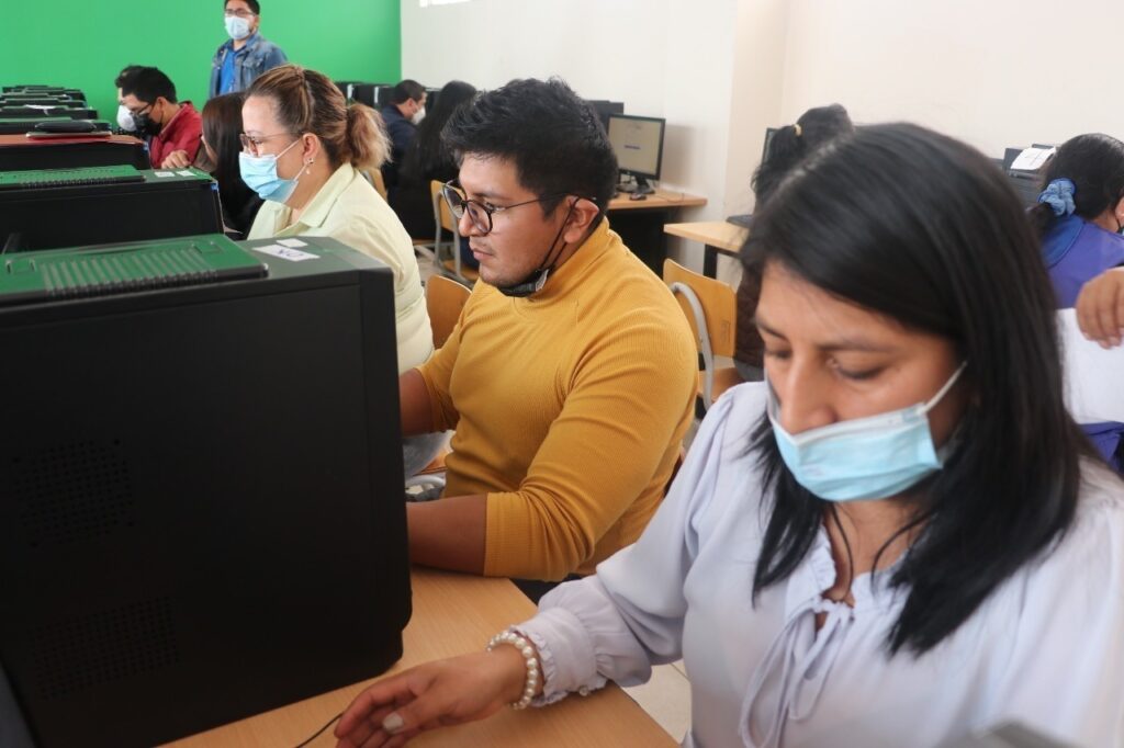 Docentesrinden pruebas en 27 laboratorios