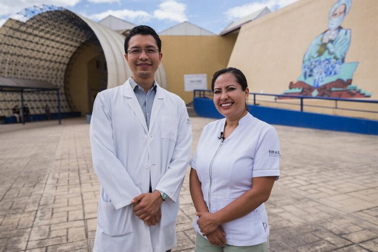 Doctor y enfermera cumplen sueño para contribuir a la salud de México
