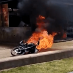 El 30 de septiembre pobladores del barrio San Francisco, en Ricaurte, capturaron a un presunto delincuente y quemaron su moto.