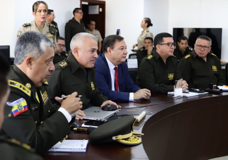 Generales Goyes y Ponce, que serían desvinculados de la Policía, en reunión con el Ministro del Interior