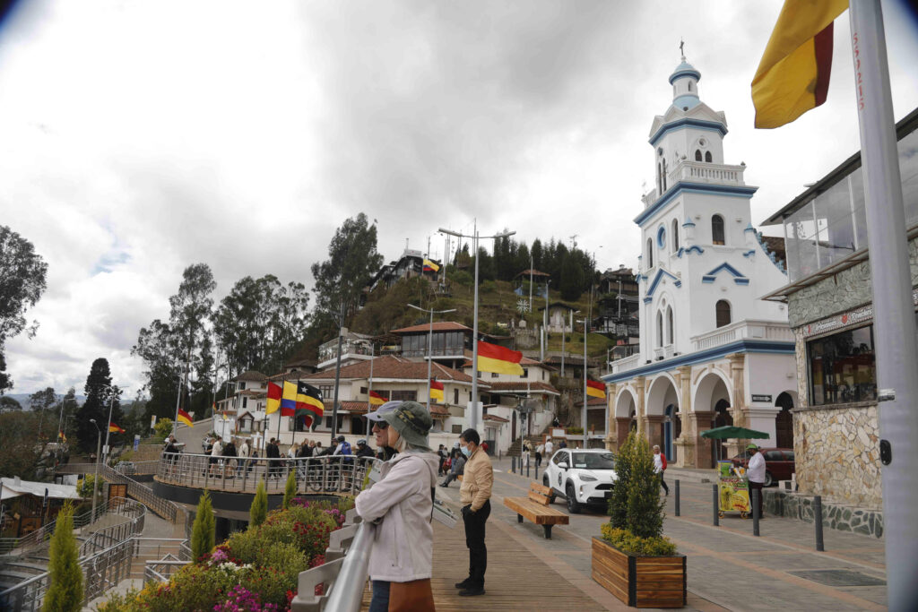 Turistas en mirador de Turi