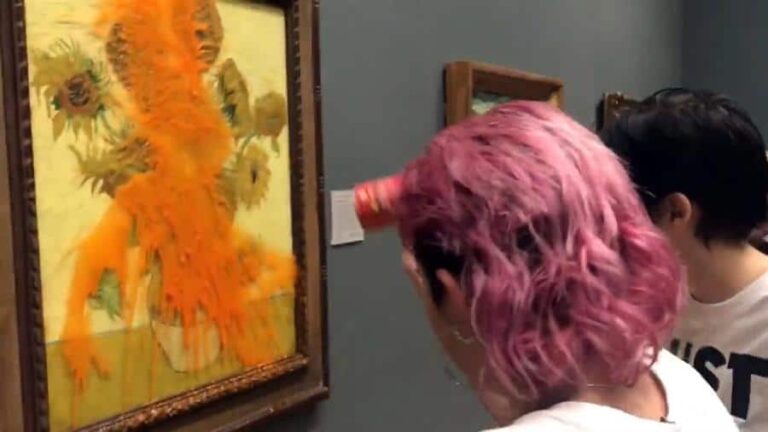 Dos activistas agreden obra ‘Los Girasoles’ de Van Gogh en Londres