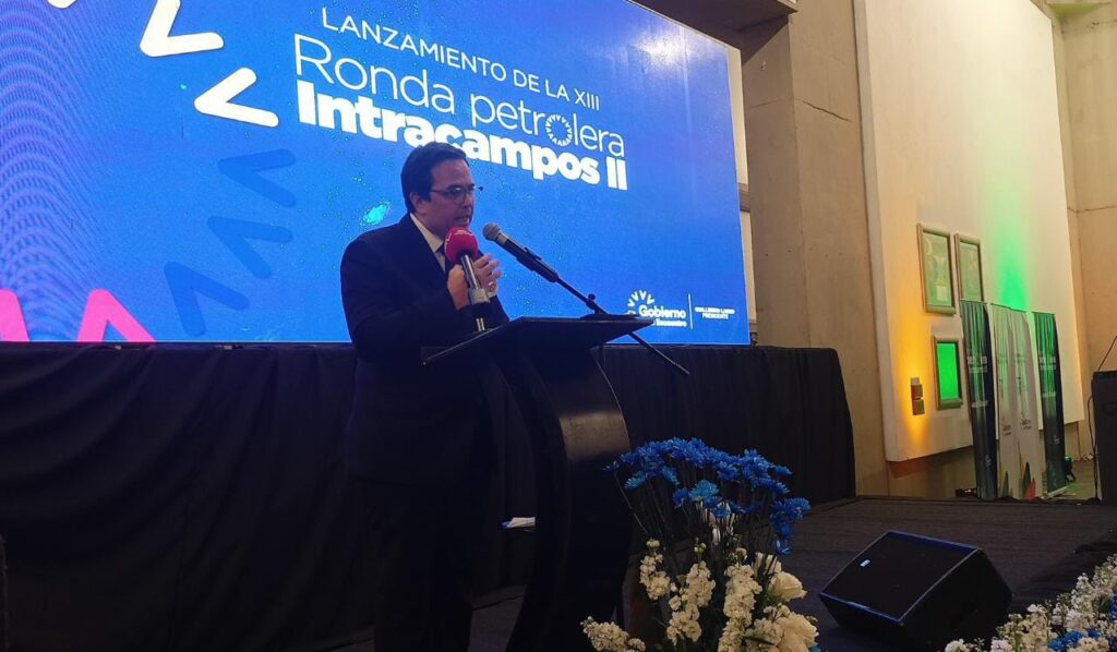 Xavier Vera renuncia al ministerio de Energía y Minas